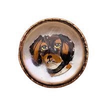 Charger l'image dans la galerie, Broche de style Crystal Essex – Épagneul peint sous verre – Dos en nacre, vers 1890-1910 Le Charme des Violettes - Brocante en ligne