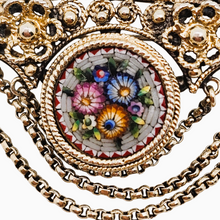 Afbeelding in Gallery-weergave laden, Broche victorienne en vermeil et micromosaïque italienne, souvenir du Grand Tour, années 1870-1910