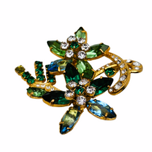 Afbeelding in Gallery-weergave laden, Oude vintage broche bezet met groene en witte strass steentjes