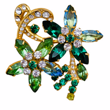Afbeelding in Gallery-weergave laden, Oude vintage broche bezet met groene en witte strass steentjes