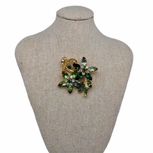 Afbeelding in Gallery-weergave laden, Oude vintage broche bezet met groene en witte strass steentjes