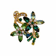 Afbeelding in Gallery-weergave laden, Oude vintage broche bezet met groene en witte strass steentjes
