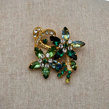 Afbeelding in Gallery-weergave laden, Oude vintage broche bezet met groene en witte strass steentjes