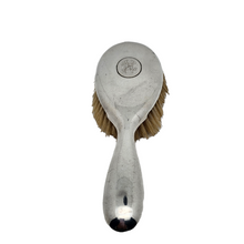 Afbeelding in Gallery-weergave laden, Oude haarborstel van zilverkleurig metaal met monogram en natuurlijke borstelharen