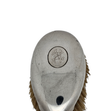 Afbeelding in Gallery-weergave laden, Oude haarborstel van zilverkleurig metaal met monogram en natuurlijke borstelharen