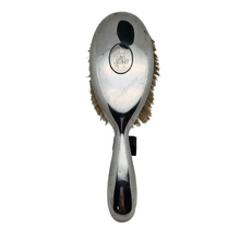 Afbeelding in Gallery-weergave laden, Oude haarborstel van zilverkleurig metaal met monogram en natuurlijke borstelharen