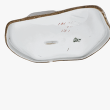 Charger l'image dans la galerie, C.T. (Carl Tielsch), plat en porcelaine allemande à décor de violettes et de muguets, autour de 1900