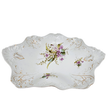 Charger l'image dans la galerie, C.T. (Carl Tielsch), plat en porcelaine allemande à décor de violettes et de muguets, autour de 1900