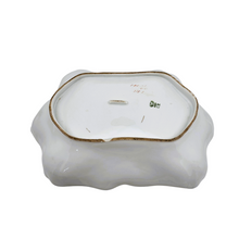 Charger l'image dans la galerie, C.T. (Carl Tielsch), plat en porcelaine allemande à décor de violettes et de muguets, autour de 1900