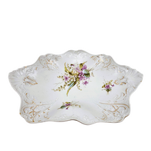 Charger l'image dans la galerie, C.T. (Carl Tielsch), plat en porcelaine allemande à décor de violettes et de muguets, autour de 1900