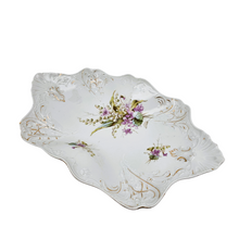 Charger l'image dans la galerie, C.T. (Carl Tielsch), plat en porcelaine allemande à décor de violettes et de muguets, autour de 1900