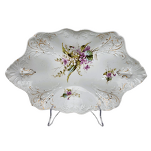 Charger l'image dans la galerie, C.T. (Carl Tielsch), plat en porcelaine allemande à décor de violettes et de muguets, autour de 1900