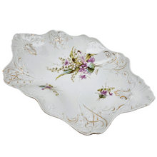 Charger l'image dans la galerie, C.T. (Carl Tielsch), plat en porcelaine allemande à décor de violettes et de muguets, autour de 1900