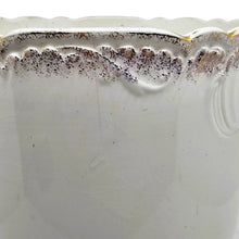 Afbeelding in Gallery-weergave laden, Cache-pot fleuri Société Céramique Maastricht, 1920-1935 Le Charme des Violettes - Brocante en ligne