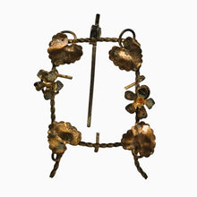 Load image into Gallery viewer, Petit cadre miniature Napoléon III en laiton doré à décor floral, fin XIXᵉ siècle Le Charme des Violettes - Brocante en ligne