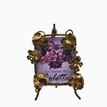 Load image into Gallery viewer, Petit cadre miniature Napoléon III en laiton doré à décor floral, fin XIXᵉ siècle Le Charme des Violettes - Brocante en ligne