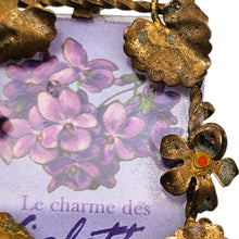 Load image into Gallery viewer, Petit cadre miniature Napoléon III en laiton doré à décor floral, fin XIXᵉ siècle Le Charme des Violettes - Brocante en ligne