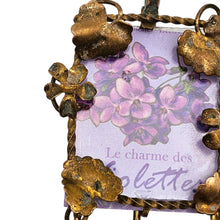 Load image into Gallery viewer, Petit cadre miniature Napoléon III en laiton doré à décor floral, fin XIXᵉ siècle Le Charme des Violettes - Brocante en ligne