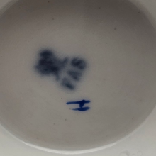 Load image into Gallery viewer, FAS, Cafetière blanche et bleue en porcelaine allemande, entre 1834 et 1851