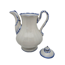 Load image into Gallery viewer, FAS, Cafetière blanche et bleue en porcelaine allemande, entre 1834 et 1851