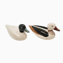 Load image into Gallery viewer, Couple de petits canards en porcelaine M.N.M Design, années 1950-1960 Le Charme des Violettes - Brocante en ligne