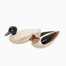 Load image into Gallery viewer, Couple de petits canards en porcelaine M.N.M Design, années 1950-1960 Le Charme des Violettes - Brocante en ligne