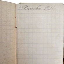 Afbeelding in Gallery-weergave laden, Carnet Belle Époque à décor de fleurs violettes, cuir gaufré, avec crayon, daté 1900 Le Charme des Violettes - Brocante en ligne