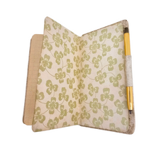 Afbeelding in Gallery-weergave laden, Carnet Belle Époque à décor de fleurs violettes, cuir gaufré, avec crayon, daté 1900 Le Charme des Violettes - Brocante en ligne
