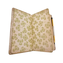 Afbeelding in Gallery-weergave laden, Carnet Belle Époque à décor de fleurs violettes, cuir gaufré, avec crayon, daté 1900 Le Charme des Violettes - Brocante en ligne