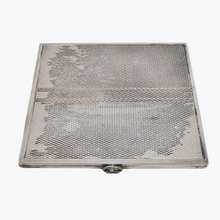 Load image into Gallery viewer, Carnet de bal ou porte-photos en argent 835 guilloché, années 1930-1940