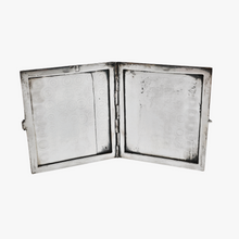 Load image into Gallery viewer, Carnet de bal ou porte-photos en argent 835 guilloché, années 1930-1940