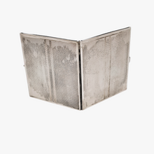 Load image into Gallery viewer, Carnet de bal ou porte-photos en argent 835 guilloché, années 1930-1940