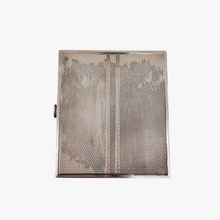 Load image into Gallery viewer, Carnet de bal ou porte-photos en argent 835 guilloché, années 1930-1940