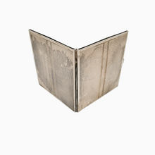 Load image into Gallery viewer, Carnet de bal ou porte-photos en argent 835 guilloché, années 1930-1940