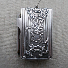 Charger l'image dans la galerie, Pendentif - Carnet de bal Art nouveau en argent massif époque 1900