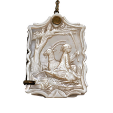 Load image into Gallery viewer, Carnet de bal ancien en nacre sculptée – scène pastorale, Belle Époque, vers 1880-1900 Le Charme des Violettes - Brocante en ligne