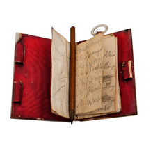 Load image into Gallery viewer, Carnet de bal ancien en nacre – Belle Époque, avec crayon d’origine, vers 1880-1900 Le Charme des Violettes - Brocante en ligne
