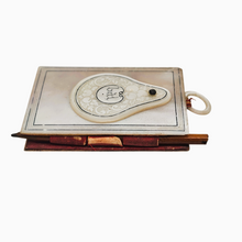 Load image into Gallery viewer, Carnet de bal ancien en nacre – Belle Époque, avec crayon d’origine, vers 1880-1900 Le Charme des Violettes - Brocante en ligne