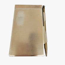 Charger l'image dans la galerie, Carnet de sac et son porte-mine vintage en métal doré, années 1960