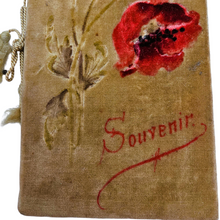 Load image into Gallery viewer, Carnet de Souvenir en velours décoré de coquelicots, vers 1890-1910