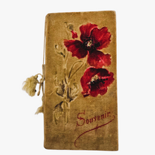 Load image into Gallery viewer, Carnet de Souvenir en velours décoré de coquelicots, vers 1890-1910
