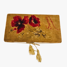Load image into Gallery viewer, Carnet de Souvenir en velours décoré de coquelicots, vers 1890-1910