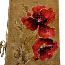 Load image into Gallery viewer, Carnet de Souvenir en velours décoré de coquelicots, vers 1890-1910