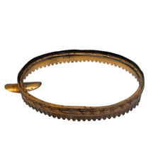 Load image into Gallery viewer, Vide-poche en laiton ciselé et dentelle – esprit Louis XVI, vers 1900 Le Charme des Violettes - Brocante en ligne
