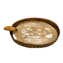 Load image into Gallery viewer, Vide-poche en laiton ciselé et dentelle – esprit Louis XVI, vers 1900 Le Charme des Violettes - Brocante en ligne