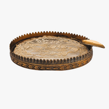 Load image into Gallery viewer, Vide-poche en laiton ciselé et dentelle – esprit Louis XVI, vers 1900 Le Charme des Violettes - Brocante en ligne