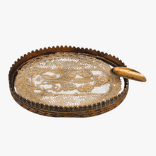 Load image into Gallery viewer, Vide-poche en laiton ciselé et dentelle – esprit Louis XVI, vers 1900 Le Charme des Violettes - Brocante en ligne