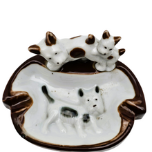 Load image into Gallery viewer, Cendrier Art déco aux Scottish terrier en céramique blanche et chocolat, années 1930