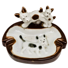 Load image into Gallery viewer, Cendrier Art déco aux Scottish terrier en céramique blanche et chocolat, années 1930