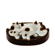 Load image into Gallery viewer, Cendrier Art déco aux Scottish terrier en céramique blanche et chocolat, années 1930